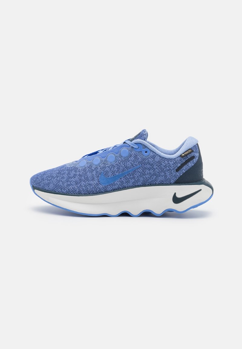 Baskets de sport bleu clair en matériau mesh avec une surface texturée, dotées d'une semelle blanche et d'accents bleu foncé.