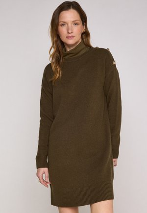 Abito a maglia verde oliva scuro con collo alto, polsini a coste e bottoni sulle spalle. Tessuto morbido con una vestibilità comoda.