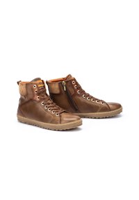 Zapatillas altas de cuero marrón con cordones, una cremallera lateral y acentos en tono beige. Presenta paneles texturizados y suelas de goma.