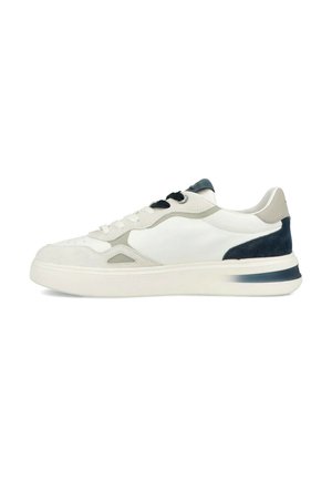 Sneaker bianca bassa con dettagli in suede beige e blu scuro, lacci neri e una suola bianca spessa con una striscia scura vicino al tallone.