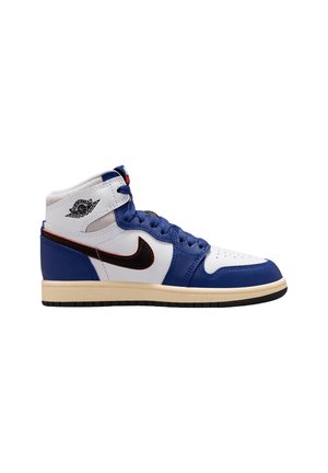 Sneaker alta con pannelli in pelle bianca, blu e nera, suola crema, lacci blu, swoosh Nike nero e logo Air Jordan sulle ali alla caviglia.