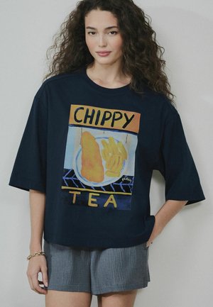 Next, REGULAR FIT - GRAPHIC CHIPPY TEA FRANKIE THORPE LICENCE T-SHIRT . - Tricou cu imprimeu - navy
