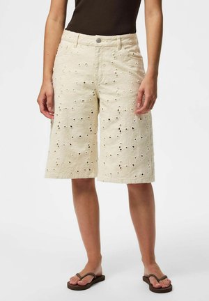 Pieces DENIM SHORTS PCELLA MW LONG - Farmer rövidnadrágok - ecru