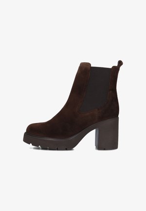 Bruine suède enkelboot met een chunky hak, elastische zijkanten en een trekflap. Heeft een textuurondergrond voor extra grip.