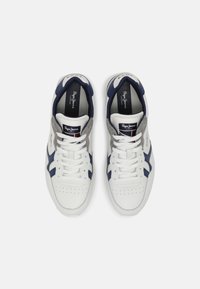 Weiße Leder-Sneaker mit marineblauen und grauen Akzenten, perforierter Zehenspize und weißen Schnürsenkeln. Verfügt über eine gebrandete Zunge und einen gepolsterten Schaft.