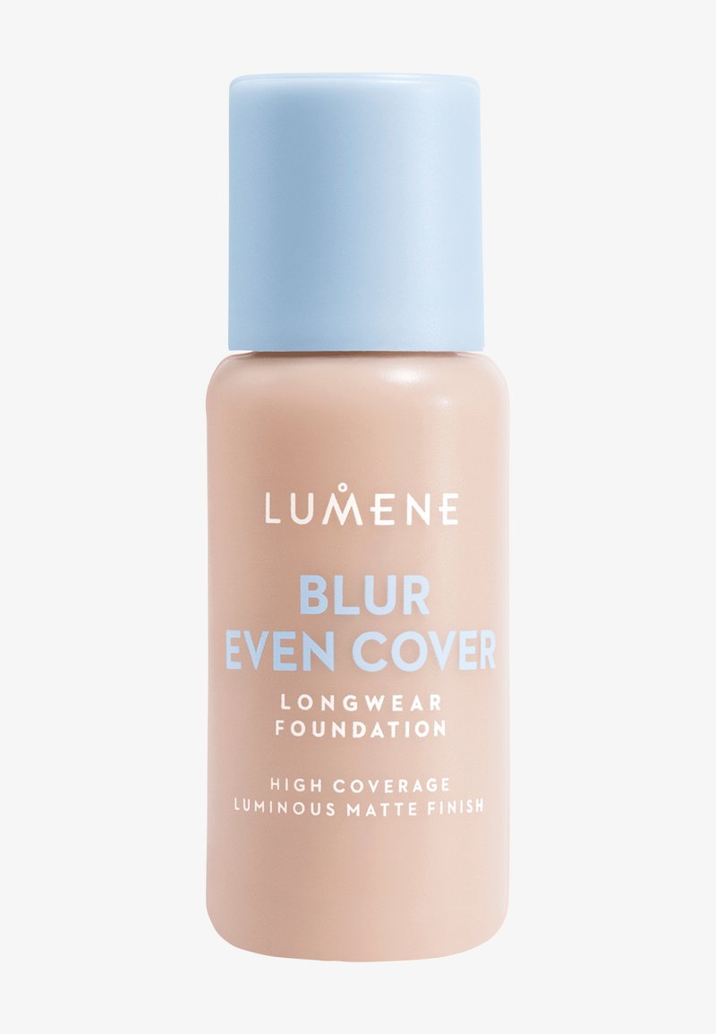 Lumene Blur Even Cover langvarig foundationflaske med lyseblå kork, merket med høy dekkevne og lysende matt finish.