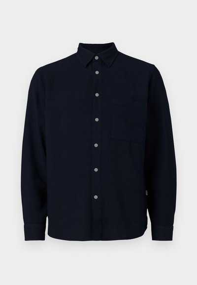 Camicia a maniche lunghe blu navy realizzata in tessuto morbido. Presenta una chiusura con bottoni, un colletto a punta e una tasca sul petto. I bottoni grigi aggiungono un contrasto.