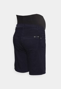Os calções de maternidade em tecido azul marinho escuro apresentam uma cintura alta elástica, dois bolsos traseiros e um design de comprimento médio até a coxa com uma textura suave.