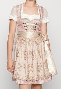 Robe fleurie rose avec manches courtes en dentelle, taille ceinturée avec un ruban en satin, et détails brodés avec des perles. Présente un corsage ajusté et une jupe évasée.