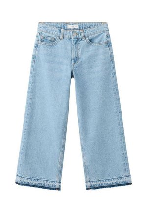 Jean en denim bleu clair à jambes larges et coupé court, avec poches avant, passants pour ceinture, fermeture par bouton et fermeture éclair, présenté sur un fond blanc.
