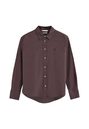 Camisa marrón oscuro de manga larga con botones, cuello y pequeño logotipo bordado en el pecho izquierdo.