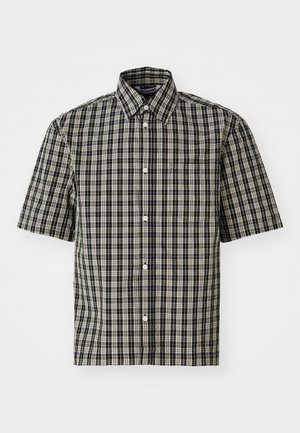 Krátky rukáv košele v čiernej a béžovej kárované bavlny, s golierom na zapínanie a ľavým vreckom na hrudi. Klasický vzor károvania po celej ploche.