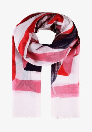 Lekki szal z abstrakcyjnymi wzorami w kolorach czerwonym, różowym, białym i ciemnofioletowym, delikatnie złożony i ułożony na białym tle.