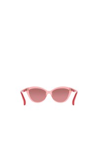 Occhiali da sole a forma di occhio di gatto con una montatura traslucida rosa e bracci rossi; lenti rosa sfumate; finitura liscia e design elegante.