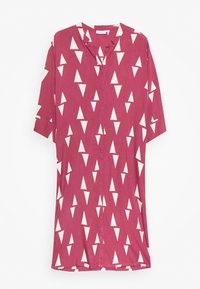 Röd kortärmad skjorta med V-urringning, med ett vitt triangelmönster, knäppning fram och en avslappnad passform med sidofickor.