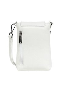 Petit sac bandoulière en cuir blanc texturé avec une poche avant à fermeture éclair verticale, un rabat supérieur et une bandoulière réglable avec des ferrures argentées.