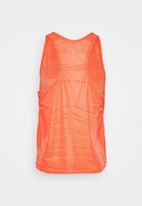 Oranžový síťovaný top s volným střihem, který má kulatý výstřih a styl s překříženými ramínky. Po celé ploše je texturovaný vzor.