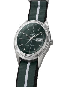 Orologio da polso Timex Marlin con quadrante verde, indici argentati, display giorno-data e cinturino in tessuto verde con strisce bianche e nere.