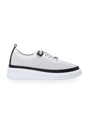 Białe siateczkowe sneakersy z czarnymi akcentami, sznurowana konstrukcja, wyściełany kołnierz oraz gruba biała gumowa podeszwa z chropowatym wzorem dla lepszej przyczepności.