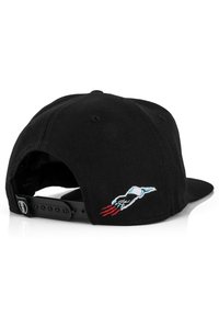Černá snapback kšiltovka s texturovanou tkaninou, na zadní straně s vyšitým designem raketové ruky v modré a červené barvě.