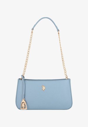 Bolso de cuero azul claro con correa de cadena dorada y pequeño logo dorado de jinete a caballo centrado en el frente.