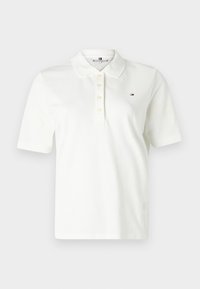 Polo blanc manches courtes avec patte boutonnée et petit logo rouge, blanc et bleu sur la poitrine gauche.