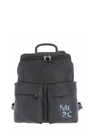 Sac à dos rembourré noir avec deux poches avant zippées, une poignée supérieure, des bretelles ajustables et le logo "MD 20" sur la poche inférieure droite.