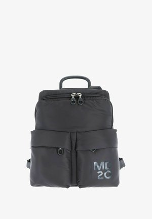 Sac à dos rembourré noir avec deux poches avant zippées, une poignée supérieure, des bretelles ajustables et le logo "MD 20" sur la poche inférieure droite.