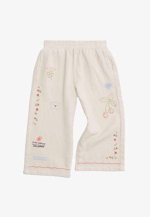 Pantalones infantiles de color crema con cintura elástica y diseños bordados, que incluyen fresas, flores, un trébol y un pequeño sobre.
