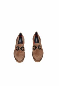 Mocassini in suede marrone impreziositi da dettagli in metallo nero a forma di cerchio. Presentano un design cucito e una suola in gomma, che offrono flessibilità e comfort.