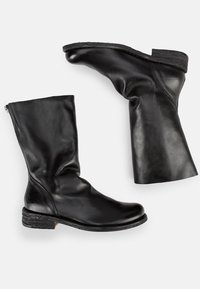 Schwarze Lederstiefel bis zur Mitte der Wade mit einem weichen, lässigen Design. Sie verfügen über einen niedrigen, gestuften Absatz und eine strukturierte Sohle. Seitenreißverschluss für einfaches An- und Ausziehen.