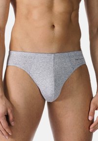 Harmaat puuvillabriefit, joilla on sileä rakenne, keski- tai normaalikorkeus ja logolla varustettu vyötärö. Ei kuvioita tai näkyvää varustusta.