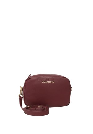 Borsa a tracolla in pelle bordeaux con superficie texturizzata, hardware dorato, logo brandizzato e tracolla regolabile. Forma rettangolare, chiusura con zip.