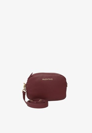 Borsa a tracolla in pelle bordeaux con superficie texturizzata, hardware dorato, logo brandizzato e tracolla regolabile. Forma rettangolare, chiusura con zip.