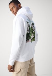 Scotch & Soda RELAXED FIT ARTWORK HOODIE - Felpa con cappuccio - white