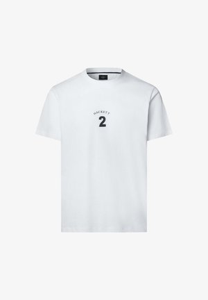 Biela bavlnená tričko s okrúhlym výstrihom a krátkymi rukávmi. Na prednej strane je nápis "HACKETT" vyjadrený nad číslom "2" v čiernej farbe.