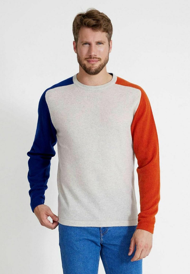 Lichtgrijze ronde hals trui met blauwe en oranje mouwen, gemaakt van zachte stof. Heeft een eenvoudig, kleurgebroken ontwerp.
