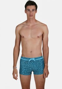 Un short de bain bleu avec un motif aquatique, doté d'une taille élastique avec cordon de serrage bleu clair. Le matériau semble lisse avec un design ajusté.
