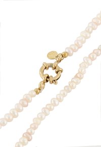 Perlenkette mit unregelmäßig geformten, hellrosa Perlen, gesichert mit einem goldfarbigen Verschluss und einem kleinen Markenanhänger.