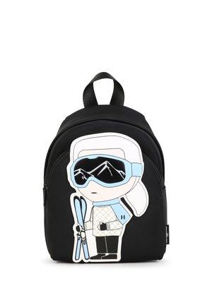 Sac à dos noir avec une image de dessin animé d'un skieur portant des lunettes de protection, tenant des skis bleus et vêtu d'un équipement d'hiver comprenant une écharpe et des gants.
