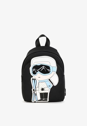 Sac à dos noir avec une image de dessin animé d'un skieur portant des lunettes de protection, tenant des skis bleus et vêtu d'un équipement d'hiver comprenant une écharpe et des gants.