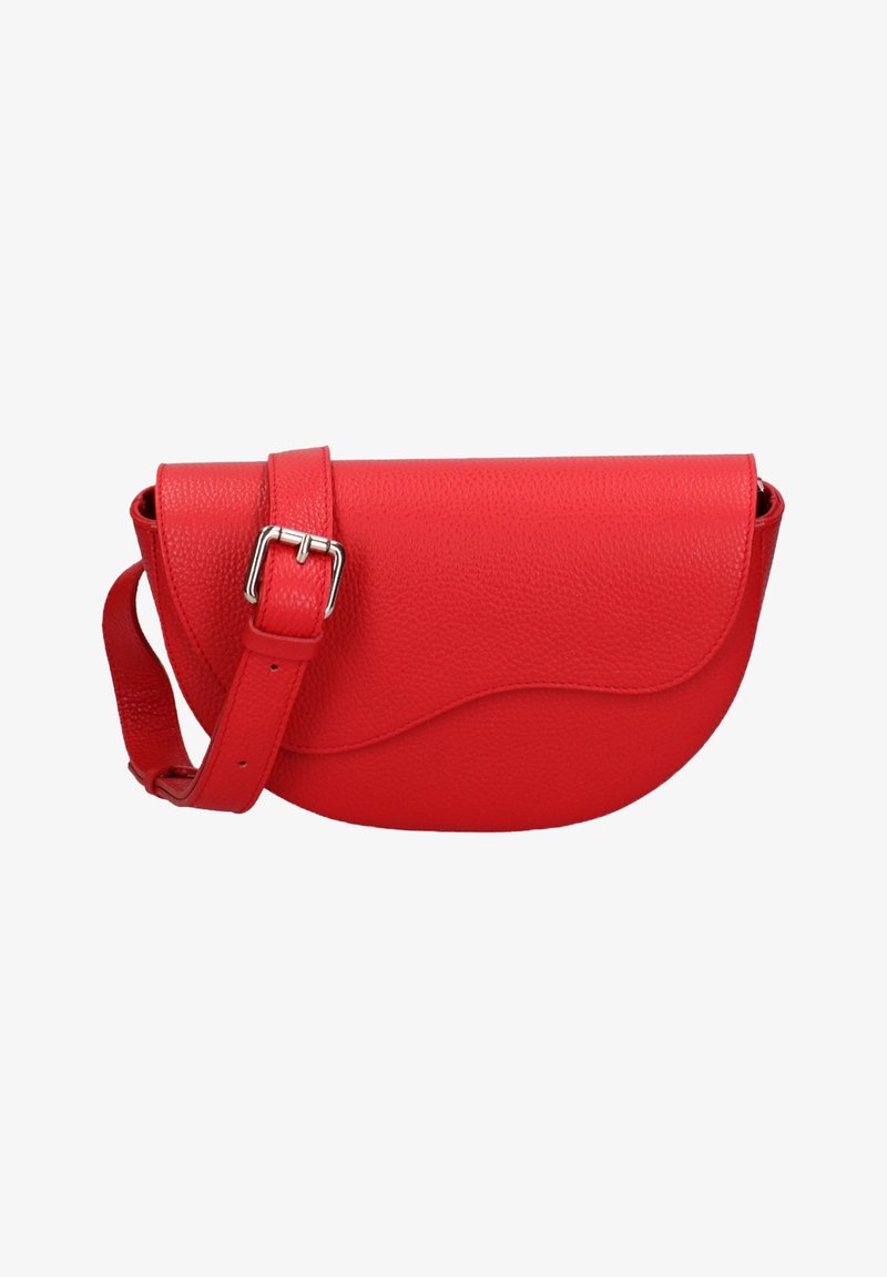 Sac en cuir rouge en bandoulière avec un rabat courbé, finition texturée, bandoulière réglable et quincaillerie en acier inoxydable. Design de type sac à main.