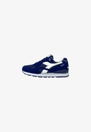 Scarpa da ginnastica sportiva blu navy e bianca con design stringato, contrassegnata con "N.92", dotata di suola imbottita e logo sul lato e sul tallone.