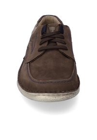 Brązowy skórzany but z teksturowanym wierzchem, okrągłym noskiem, sznurowanym zapięciem i kontrastującym niebieskim przeszyciem. Gumowa podeszwa wykazuje niewielkie ślady użytkowania.