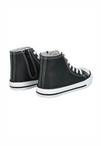 Zapatillas negras de caña alta con cordones blancos, costuras blancas a contraste, suela de goma y detalle de cremallera en el lateral.