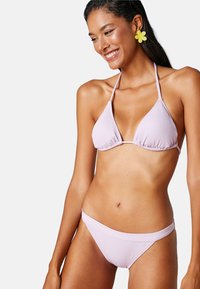 Ljuslila bikini-set med en strukturerad triangelbh med justerbara band och matchande låga trosor.