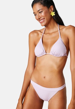 Ljuslila bikini-set med en strukturerad triangelbh med justerbara band och matchande låga trosor.
