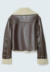 Krótkia brązowa skórzana kurtka z kremową podszewką typu shearling, dużym kołnierzem i podwiniętymi mankietami. Posiada widoczne szwy i gładką fakturę.