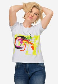 Weißes Baumwoll-T-Shirt mit einem bunten abstrakten Design in Pink, Gelb und Rot. Kurze Ärmel, lockere Passform und runder Ausschnitt.