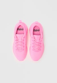 Roze sportschoenen met een mesh bovenwerk, ronde neus en platte zool. Voorzien van veters, een trekhaak en het "Air Zoom"-logo aan de binnenkant. Glad van structuur.